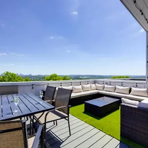  Holiday home Luxury Four-story With Rooftop Views, 10min To Downtown! Sleeps 12!