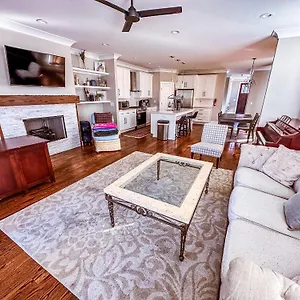  Holiday home 7 Min From Broadway! 3 Bed 2.5 Bath